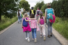 avondvierdaagse-170617-fotosharonwillems_217-met-de-armen-om-elkaar-heen